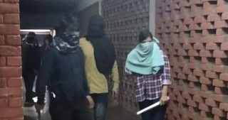 जेएनयुमा नकावधारीको आक्रमण