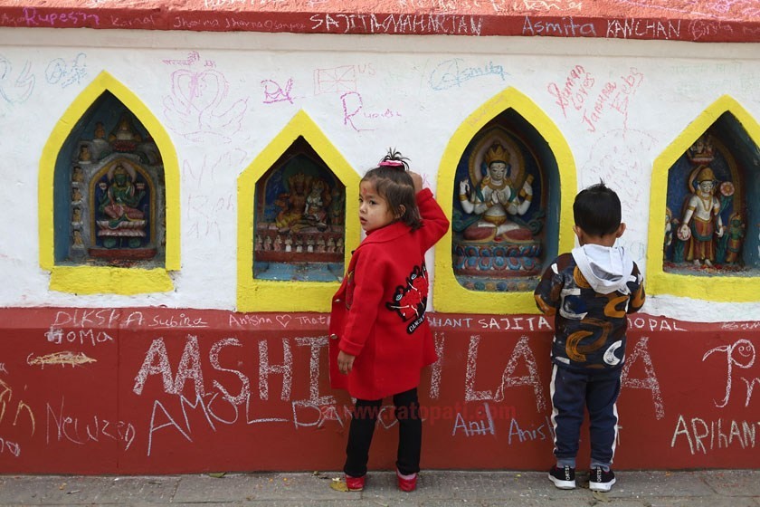 बसन्त पञ्चमी ( सरस्वती पुजा ) बालबालिकालाई अक्षर आरम्भ गराईदै !