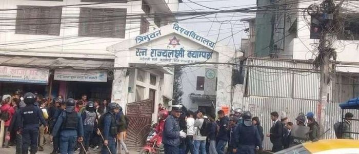आरआरमा ओली र प्रचन्ड बिद्यार्थी समूहबीच भि'डन्त एक जनाको दात भाचियो ४ जना घाइते !