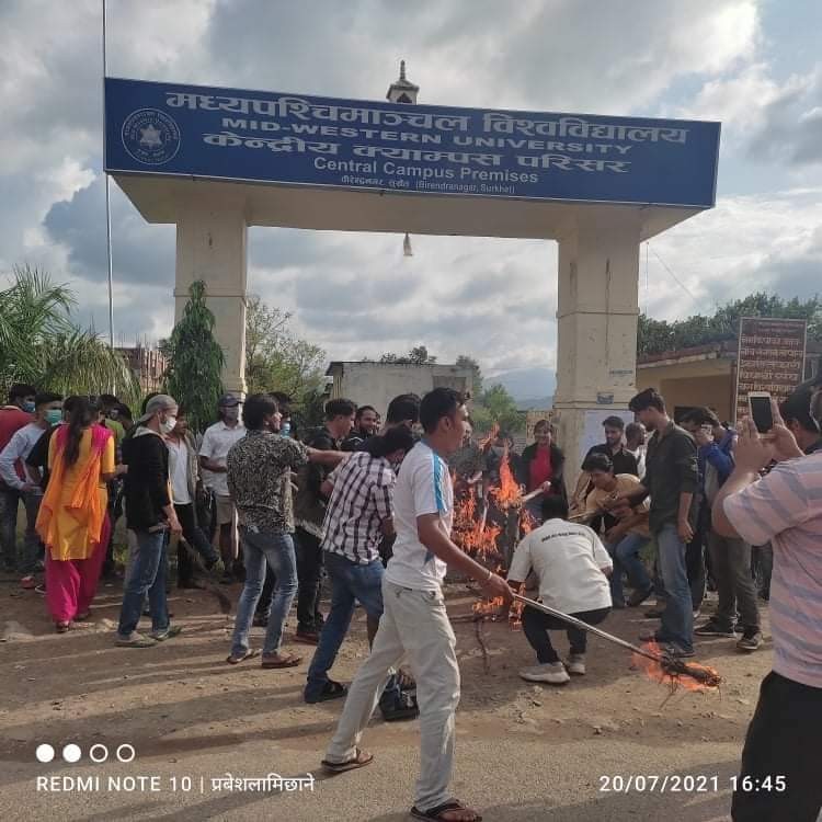 मध्यपश्चिम विश्वविद्यालयका उपकुलपतिको पुत्ला दहन: विद्यार्थीद्वारा १८ बुदे मागपत्र पेस ! [ मागपत्र सहित ]