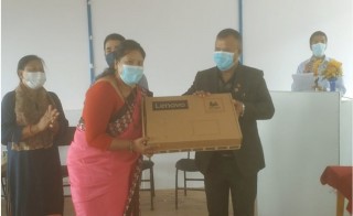 मंगल उ.मा.वि. ले गर्यो शिक्षक शिक्षिकालाई ल्यापटप वितरण ।