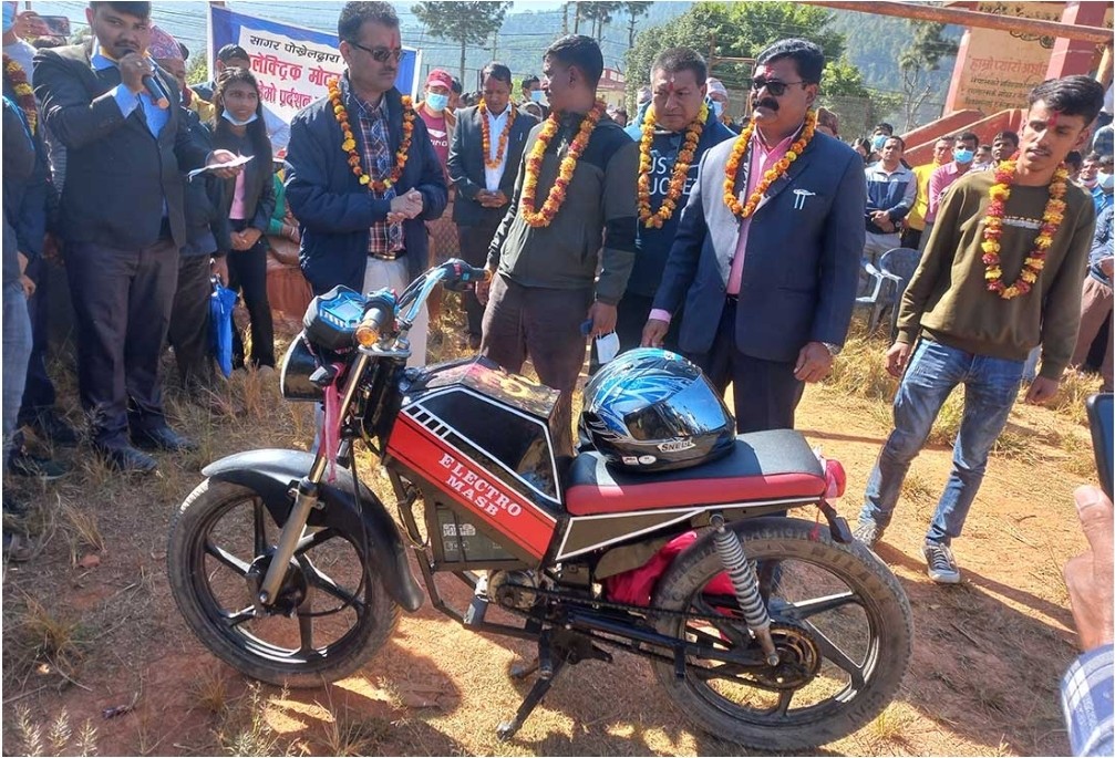 अर्घाखाँचीका विद्यार्थीले बनाए ब्याक गियर इलेक्ट्रोनिक बाइक।
