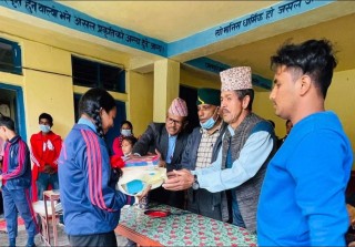 जन्मदिनमा जेहेन्दार र विपन्न विद्यार्थीलाई शैक्षिक सामाग्री ।