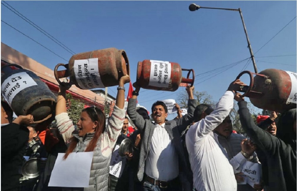 मूल्यवृद्धि विरुद्ध संयुक्त विद्यार्थीले निकाले खाली सिलिन्डर बोकेर जुलुस।