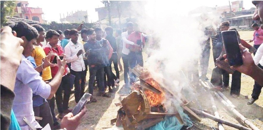 परीक्षा स्थगित गरी विद्यालयमा दलको चुनाव गरेको बिरोधमा बिद्यार्थीले गरे तोडफोड र आगजनी।