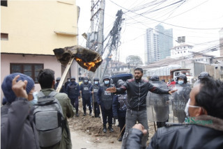 पेट्रोलियम पदार्थमा मूल्यवृद्धि गराइएकाे भन्दै विद्यार्थीहरुले गरेको प्रदर्शनमा जलाए प्रधानमन्त्रीको पुत्ला।