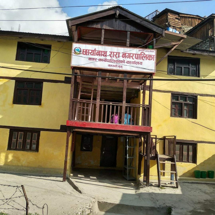 विद्यार्थीलाई शैक्षिक सामाग्री बितरण