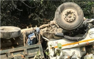 बैतडीमा बिद्यार्थी बोकेको टिप्पर दुर्घटना, ३ जनाको मृत्यु भएको छ