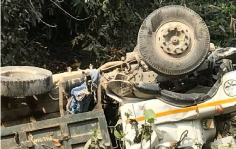 बैतडीमा बिद्यार्थी बोकेको टिप्पर दुर्घटना, ३ जनाको मृत्यु भएको छ