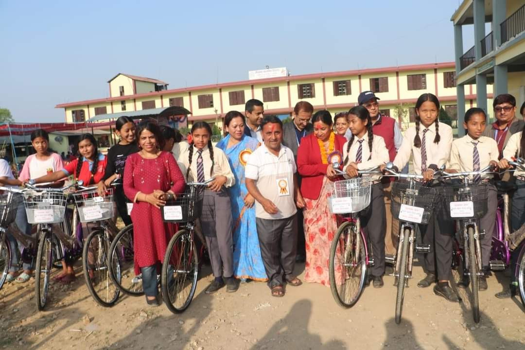 विपन्न र घर बाट स्कुल टाढा भएका छात्राहरुलाई साइकल वितरण।