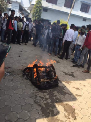 बिश्वबिद्धालयमा बिकृत राजनीति, विद्यार्थीले जलाए प्रिन्सीपलको कुर्सी।