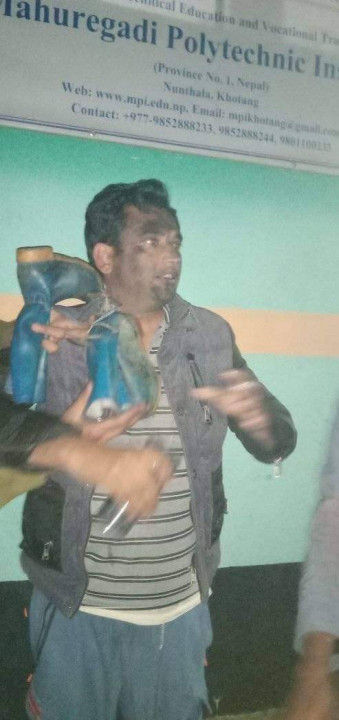छात्राहरुलाइ यौन दुव्र्यवहार गरेको आरोपमा प्रिन्सिपललाई कालोमोसो र जुत्ताको माला।