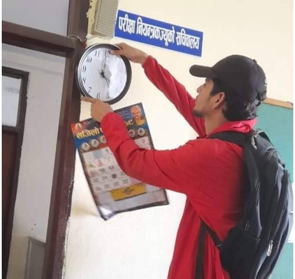 त्रिवि परिक्षा नियन्त्रक सचिवालयको ढोकामा विद्यार्थीले झुन्ड्याए घडी र क्यालेन्डर