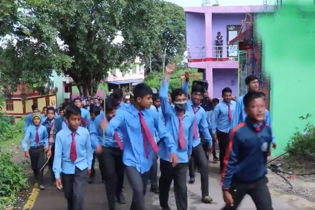 विद्यालयमा भलिबल खेल्दा हल्ला भएको भन्दै कुटपीट, विद्यार्थी आन्दोलीत ।