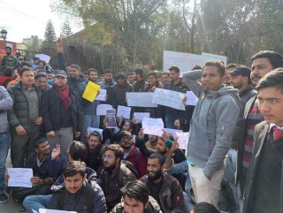 परिक्षा तालिका संशोधन गर्न माग गर्दै विद्यार्थीद्वारा पनिकामा प्रदर्सन ।