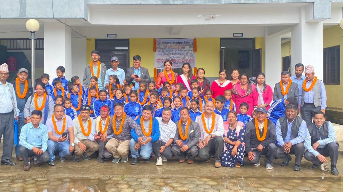 महेन्द्रोदय मावीद्वारा विद्यार्थी र शिक्षकलाई बधाई तथा सम्मान।