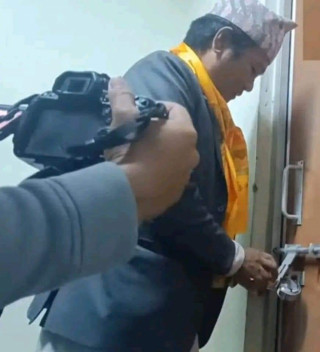 शिक्षक कर्मचारीको आन्दोलनमा ऐक्यबद्धता जनाउदै मेयर साङ्पाङले गरे उपकुलपतिको कार्यकक्षमा तालाबन्दी