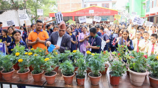 नेशनल मोडेल स्कुलद्वारा वातावरण दिवसको अवसरमा फोहोर संकलन सामाग्री वितरण।
