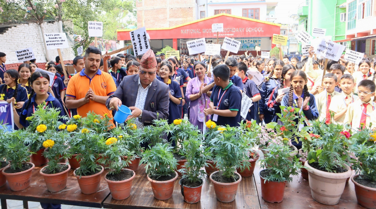 नेशनल मोडेल स्कुलद्वारा वातावरण दिवसको अवसरमा फोहोर संकलन सामाग्री वितरण।