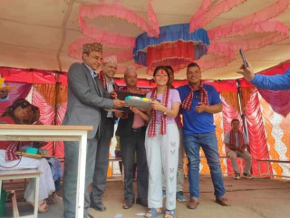 महांकलेश्वरी मावीले एसईईमा उत्कृष्ट नतिजा ल्याउने विद्यार्थीलाई ल्यापटप उपहार