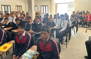 सामाजिक संजालको बढ्दो प्रयोगले आएका समस्याबारे  विद्यार्थीलाई कानुन सिकाइँदै वालिङ नगरपालिका