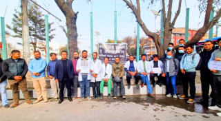 चिकित्सकलाई निर्वाह भत्ता दिने निर्णय विरुद्ध चिकित्सकहरू सडक आन्दोलनमा
