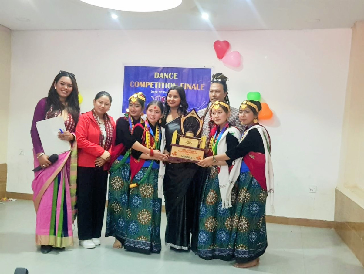 बर्नहार्टद्वारा आयोजित नृत्य प्रतियोगिताको ट्रफी कक्षा ११ का बिज्ञान संकायका विद्यार्थीलाई