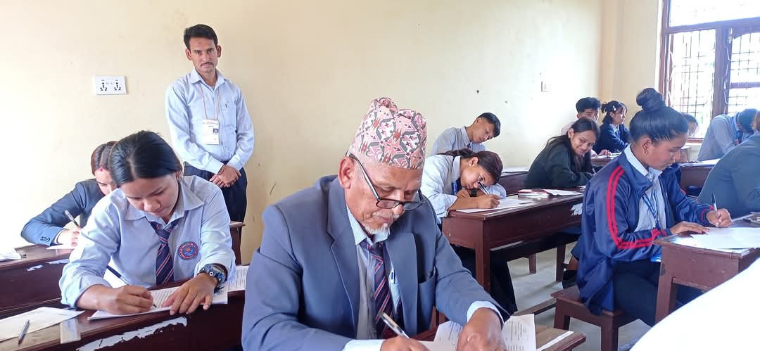 पालुङटारमा ६८ वर्षीय लालबहादुर कक्षा १२ को परीक्षा दिँदै ।