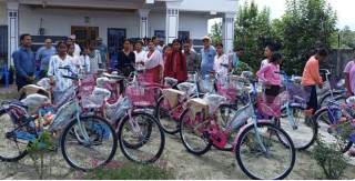 बिपन्न छात्रालाई साइकल वितरण