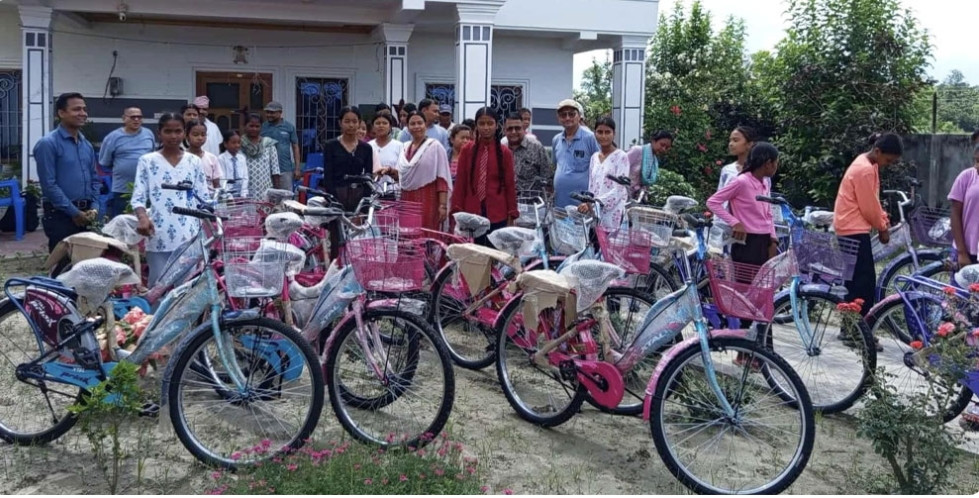 बिपन्न छात्रालाई साइकल वितरण
