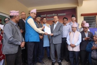 शिक्षक महासंघद्वारा एमाले मुख्यालयमा धर्ना - एमाले महासचिवले बुझे ध्यानाकर्षण