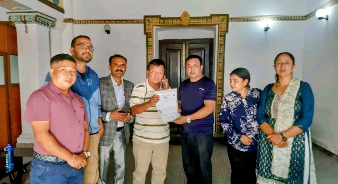 विद्यालय कर्मचारीद्वारा शिक्षामन्त्री पुनसमक्ष ध्यानाकर्षण