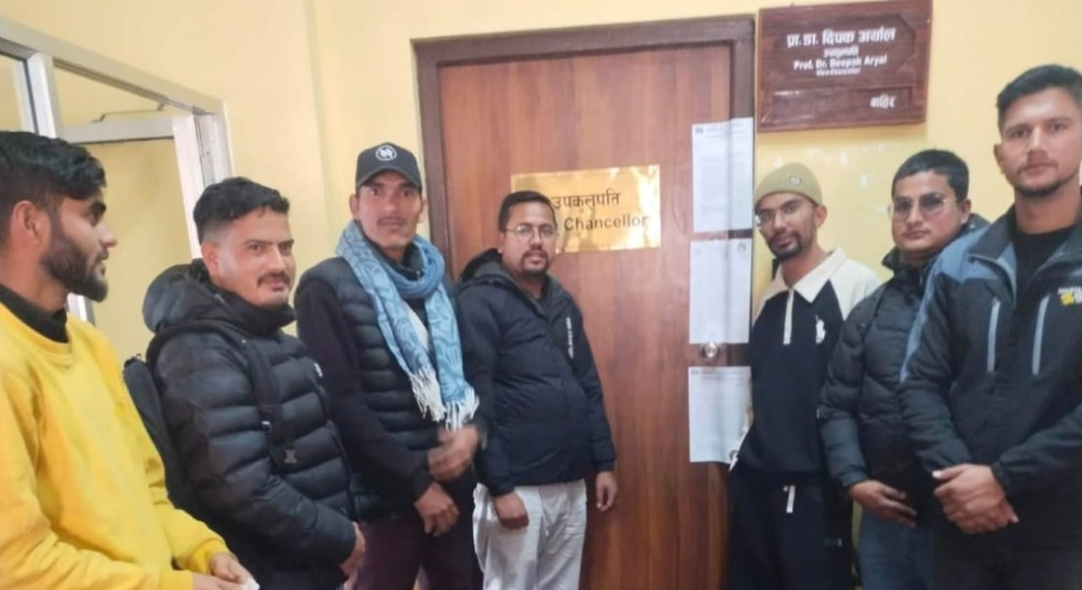 त्रिवि उपकुलपतिलगायत पदाधिकारीको कार्यकक्षमा तालाबन्दी