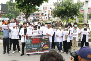 विभिन्न ६ बुँदे माग राख्दै माइतीघरमा त्रिवि आइओएम (एमबिबिएस तथा बिडिएस) विद्यार्थीहरूको प्रदर्शन