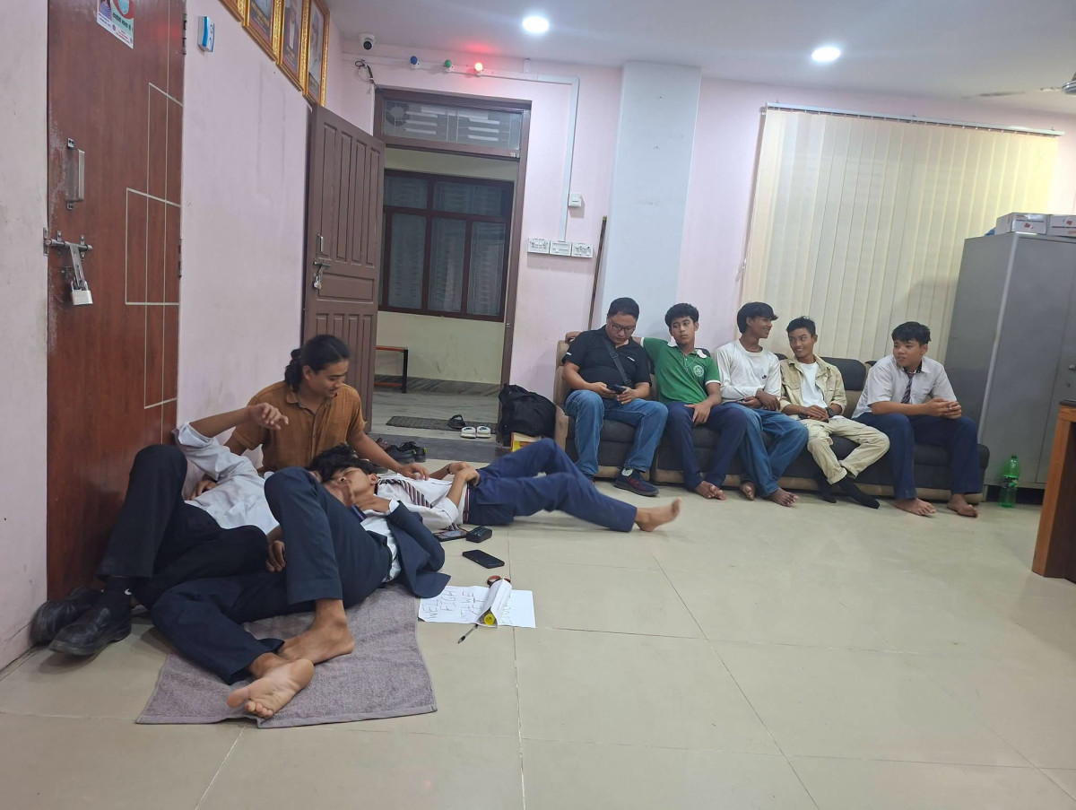 धरानमा शिक्षक माग गर्दै अनशन बसेका विद्यार्थीले पिए कीटनाशक औषधि